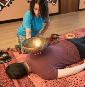 Massaggio sonoro vibrazionale con campane tibetane